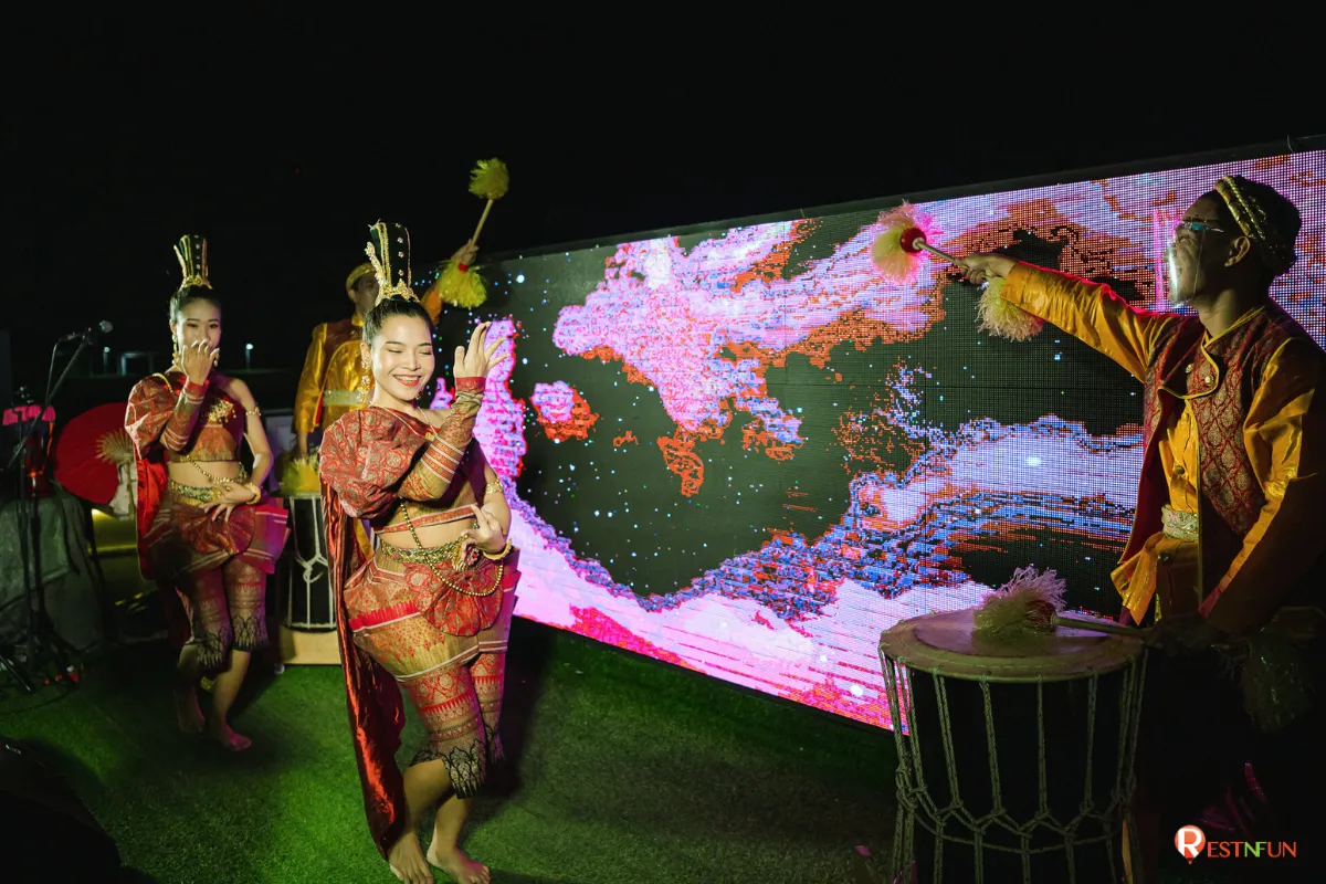 Thai cultural performance on Alangka Cruise from ICONSIAM